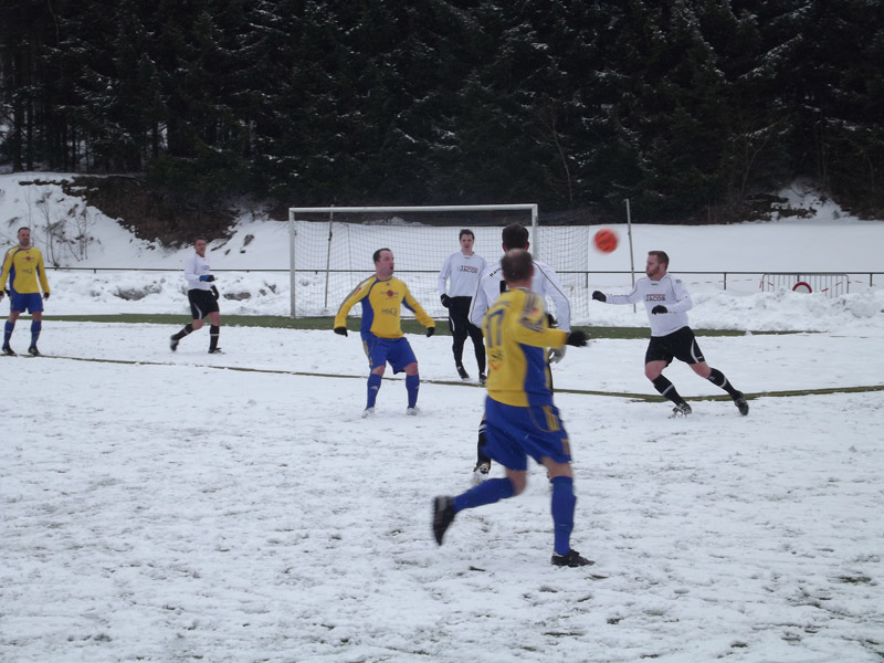 Mit der weissen Schnedecke im Waldstadion hatte beide Mannschaften zu kaempfen